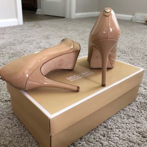 Michael Kors nude pumps